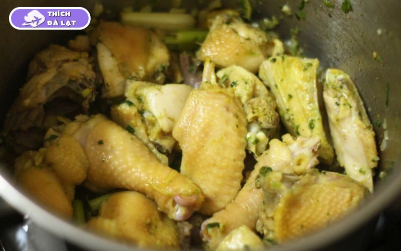 Cách làm lẩu gà lá é Đà Lạt thơm ngon, chuẩn vị phố núi 14 cách làm lẩu gà lá é đà lạt