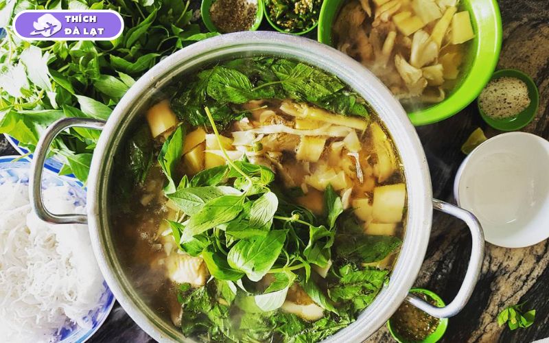 Cách làm lẩu gà lá é Đà Lạt thơm ngon, chuẩn vị phố núi 16 cách làm lẩu gà lá é đà lạt