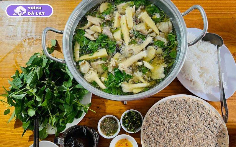 Quán Lẩu gà lá é Thúy Hiếu Đà Lạt gà mềm nước ngọt thanh 9 lẩu gà lá é thúy hiếu