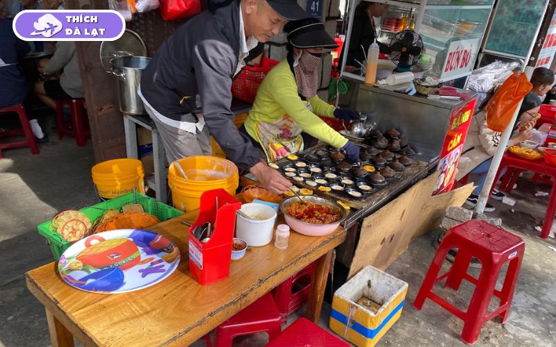 Quán Bánh căn 41 Yết Kiêu Đà Lạt quán ăn sáng đông khách mỗi ngày 15 bánh căn 41 yết kiêu