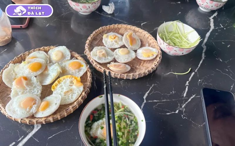 Quán Bánh căn Bà Hai Đà Lạt bánh trứng cút lòng đào béo ngậy 13 bánh căn bà hai