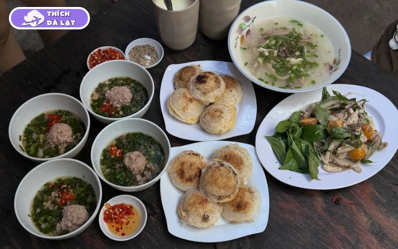 Quán Bánh căn Cây Bơ quán ăn sáng quen thuộc của người địa phương 9 bánh căn cây bơ