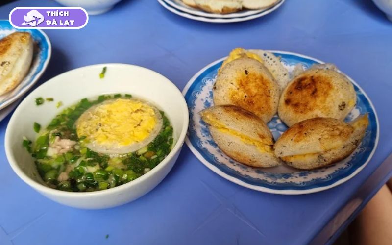 Bánh căn Cô Chín Đà Lạt quán bánh căn đông khách, nổi tiếng 13 bánh căn cô chín