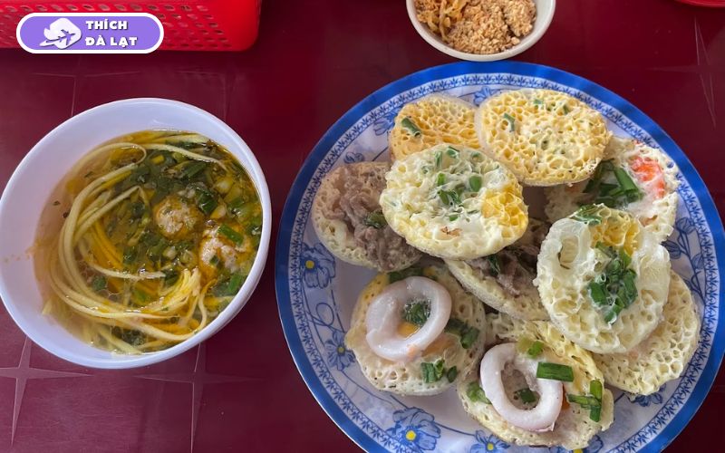 Quán Bánh căn Dốc Ga Đà Lạt bánh đổ bằng khuôn đất nung thơm nức 9 bánh căn dốc ga