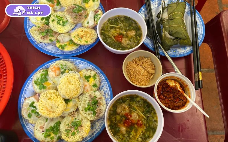 Quán Bánh căn Dốc Ga Đà Lạt bánh đổ bằng khuôn đất nung thơm nức 11 bánh căn dốc ga