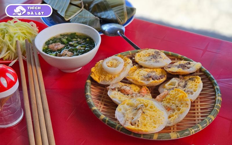 Quán Bánh căn hải sản Thúy Đà Lạt topping đa dạng đậm đà 9 bánh căn hải sản thuý