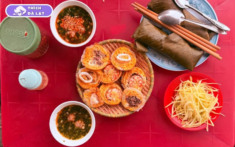 Quán Bánh căn hải sản Thúy Đà Lạt topping đa dạng đậm đà 8 bánh căn hải sản thuý