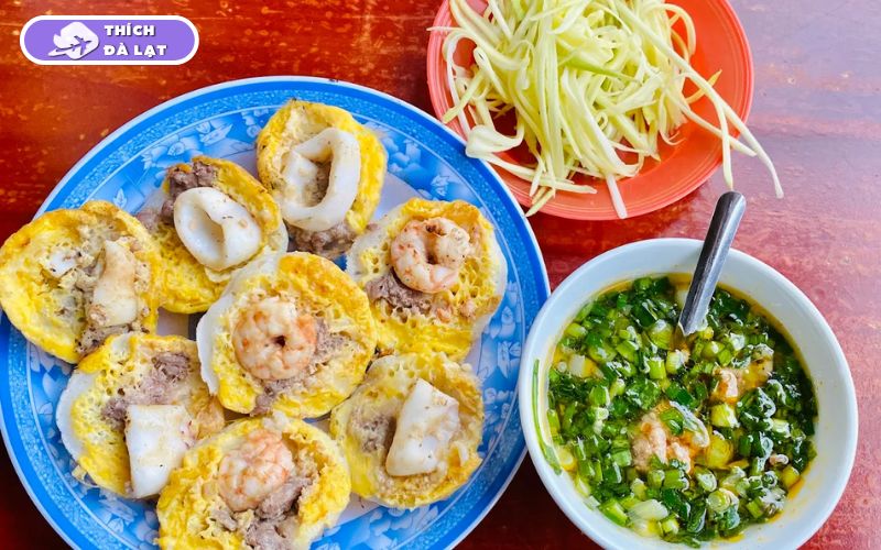 Quán Bánh căn hải sản Thúy Đà Lạt topping đa dạng đậm đà 11 bánh căn hải sản thuý
