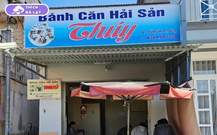 Quán Bánh căn hải sản Thúy Đà Lạt topping đa dạng đậm đà 6 bánh căn hải sản thuý