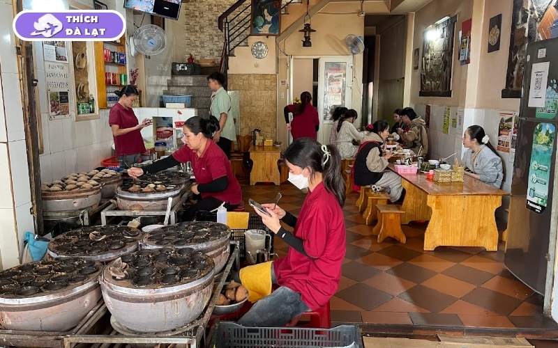 Quán Bánh căn Lệ Đà Lạt bánh giòn nóng hổi xíu mại đậm đà 8 bánh căn lệ