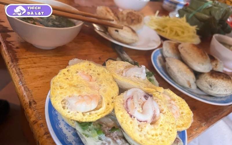 Quán Bánh căn Lệ Đà Lạt bánh giòn nóng hổi xíu mại đậm đà 10 bánh căn lệ