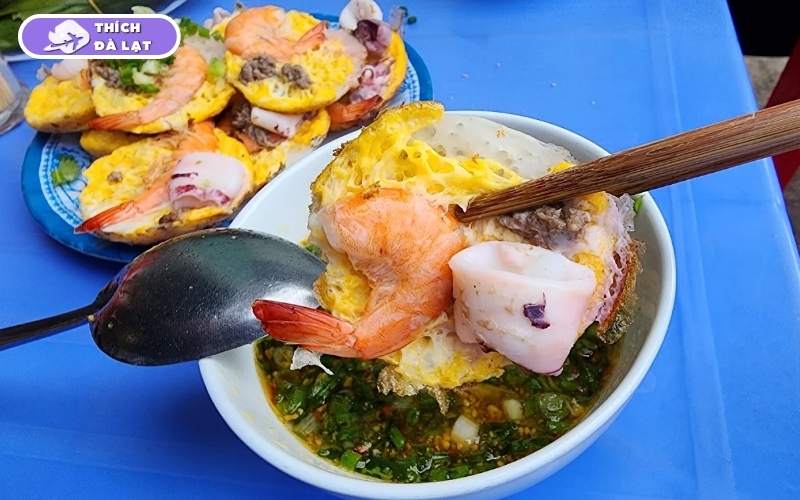 Quán Bánh căn Ngọc Đà Lạt bánh giòn nhân đầy xíu mại nóng hổi 11 bánh căn ngọc