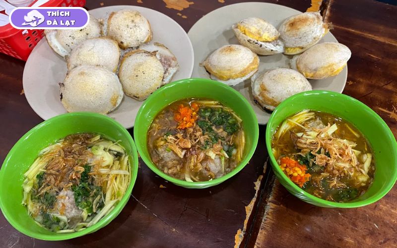 Quán Bánh căn Nhà Chung Đà Lạt bánh đổ bằng khuôn đất thơm nức 9 bánh căn nhà chung