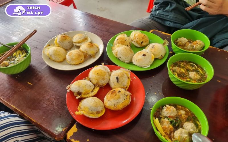 Quán Bánh căn Nhà Chung Đà Lạt bánh đổ bằng khuôn đất thơm nức 11 bánh căn nhà chung