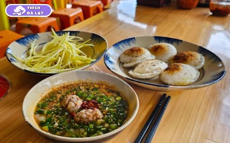 Quán Bánh căn Nhà Gạo Đà Lạt bánh nướng than giòn không gian ấm 15 bánh căn nhà gạo