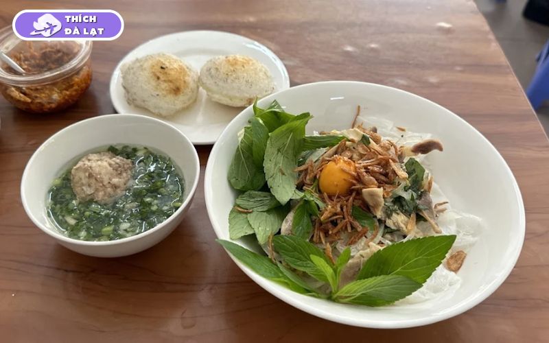 Quán Bánh căn Tăng Bạt Hổ Đà Lạt quán nhỏ nhưng luôn đông khách 8 bánh căn tăng bạt hổ