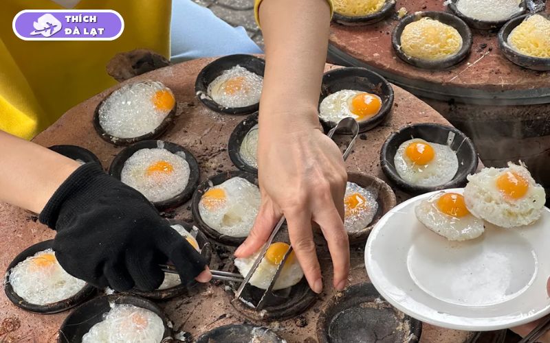 Quán Bánh căn Tăng Bạt Hổ Đà Lạt quán nhỏ nhưng luôn đông khách 9 bánh căn tăng bạt hổ