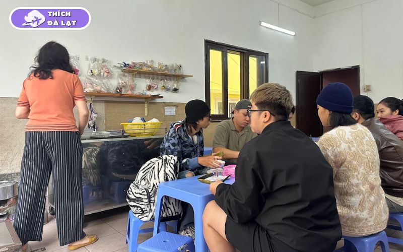 Quán Bánh căn Tăng Bạt Hổ Đà Lạt quán nhỏ nhưng luôn đông khách 10 bánh căn tăng bạt hổ