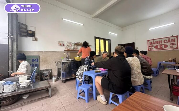 Quán Bánh căn Tăng Bạt Hổ Đà Lạt quán nhỏ nhưng luôn đông khách 6 bánh căn tăng bạt hổ