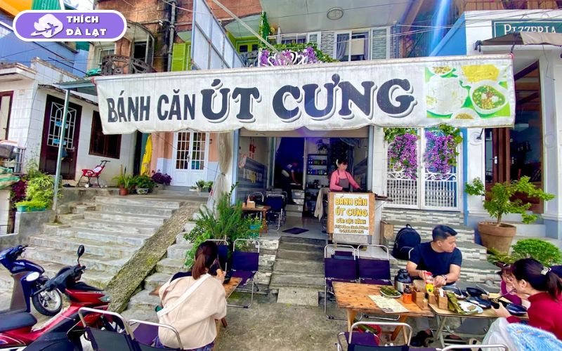 Quán Bánh căn Út Cưng Đà Lạt quán nhỏ sạch sẽ rất đông khách 7 bánh căn út cưng
