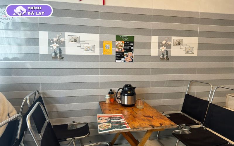 Quán Bánh căn Út Cưng Đà Lạt quán nhỏ sạch sẽ rất đông khách 11 bánh căn út cưng