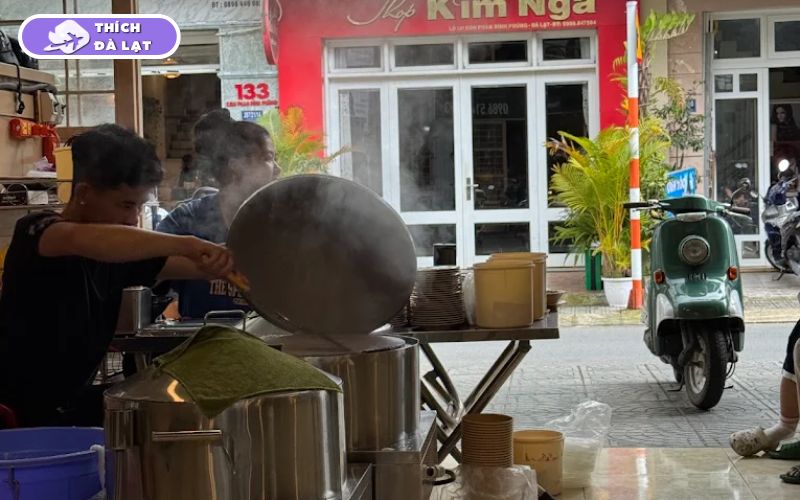 Quán Bánh cuốn Cô Hoá bánh nóng tráng tại chỗ đông khách 11 bánh cuốn cô hoá