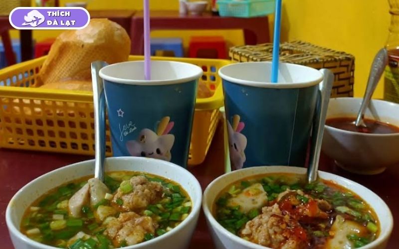 Quán Bánh mì xíu mại Bé Linh xíu mại mềm nước dùng nóng hổi 9 bánh mì xíu mại bé linh