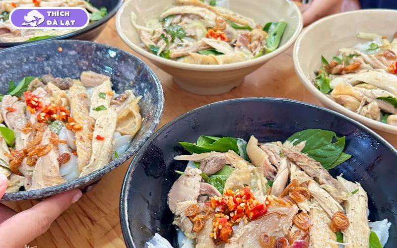 Quán Bánh ướt lòng gà Long quán ăn đông khách nhất Đà Lạt 9 bánh ướt lòng gà long