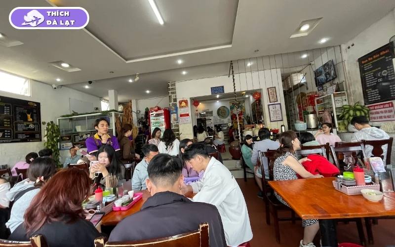 Quán Bún bò Bốc Khói Đoàn Viên tô bún nóng hổi đầy ụ topping 11 bún bò bốc khói đoàn viên