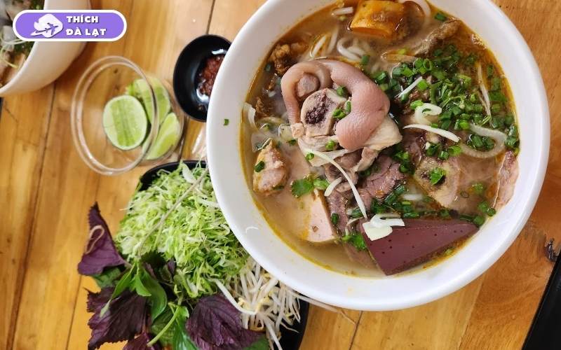 Quán Bún bò Chú Hùng nước lèo trong vị đậm ăn sáng chuẩn Đà Lạt 9 bún bò chú hùng