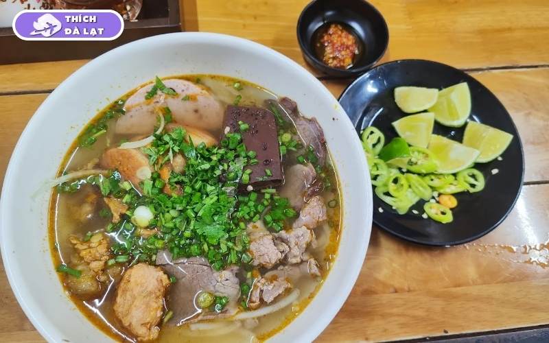 Quán Bún bò Chú Hùng nước lèo trong vị đậm ăn sáng chuẩn Đà Lạt 11 bún bò chú hùng