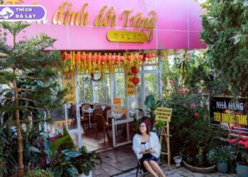 nhà hàng trên đỉnh đồi trăng đà lạt