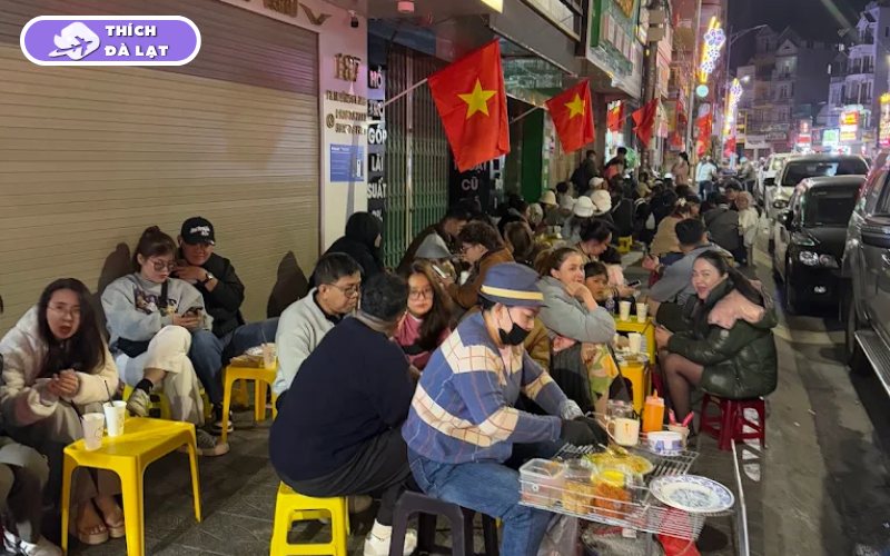 Sữa đậu nành Cô Lan Đà Lạt quán sữa vỉa hè đông vui buổi tối 7 sữa đậu nành cô lan đà lạt