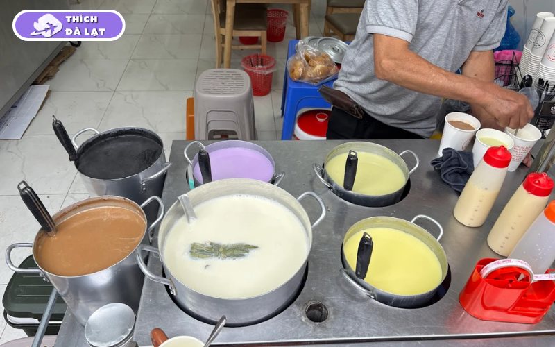 Sữa đậu nành Cô Lan Đà Lạt quán sữa vỉa hè đông vui buổi tối 11 sữa đậu nành cô lan đà lạt