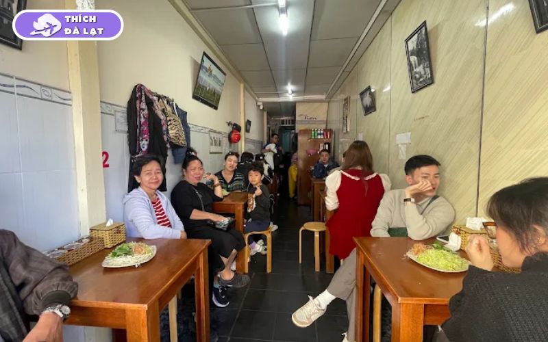 Quán bún bò Anh Anh Đà Lạt tô đầy topping nước dùng thơm 11 bún bò anh anh đà lạt