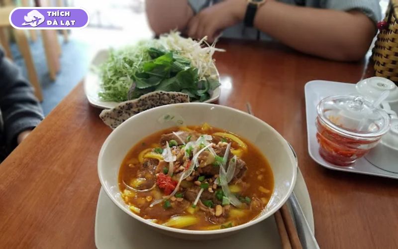 Quán bún bò Anh Anh Đà Lạt tô đầy topping nước dùng thơm 14 bún bò anh anh đà lạt