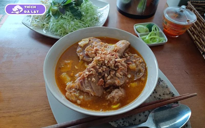 Quán bún bò Anh Anh Đà Lạt tô đầy topping nước dùng thơm 17 bún bò anh anh đà lạt