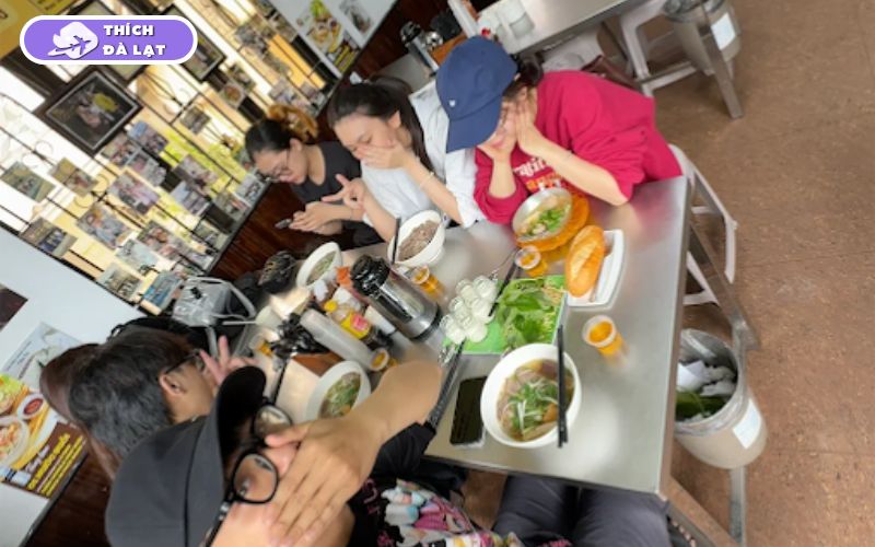 Quán bún bò Cô Ba bán bún bò Huế đầy đặn giá bình dân ở Đà Lạt 6 bún bò cô ba