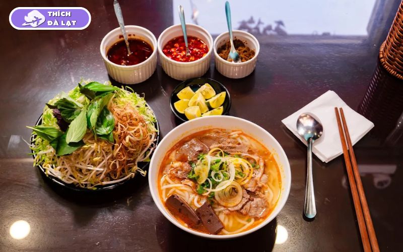 Quán bún bò Cô Ba bán bún bò Huế đầy đặn giá bình dân ở Đà Lạt 9 bún bò cô ba