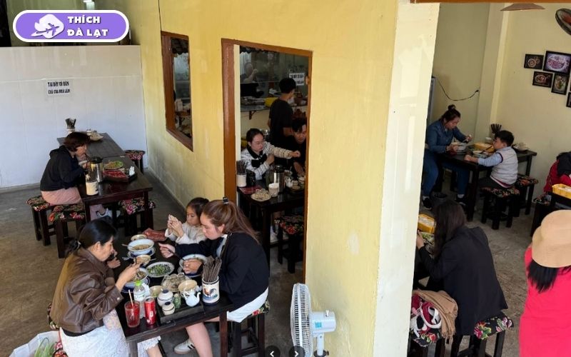 Quán Bún bò Cô Bê Đà Lạt quán hẻm nhỏ đông khách buổi sáng 10 bún bò cô bê đà lạt