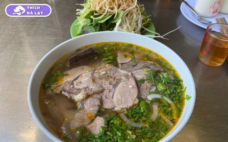 Quán Bún bò Dần Đà Lạt nước dùng thanh ngọt topping nhiều 10 bún bò dần đà lạt