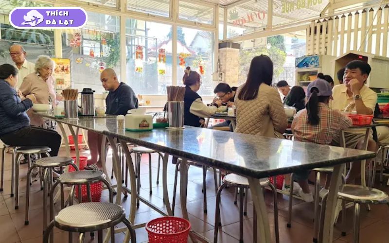 Quán bún bò O Năm Đà Lạt quán lâu năm đông khách mỗi sáng 11 bún bò o năm đà lạt