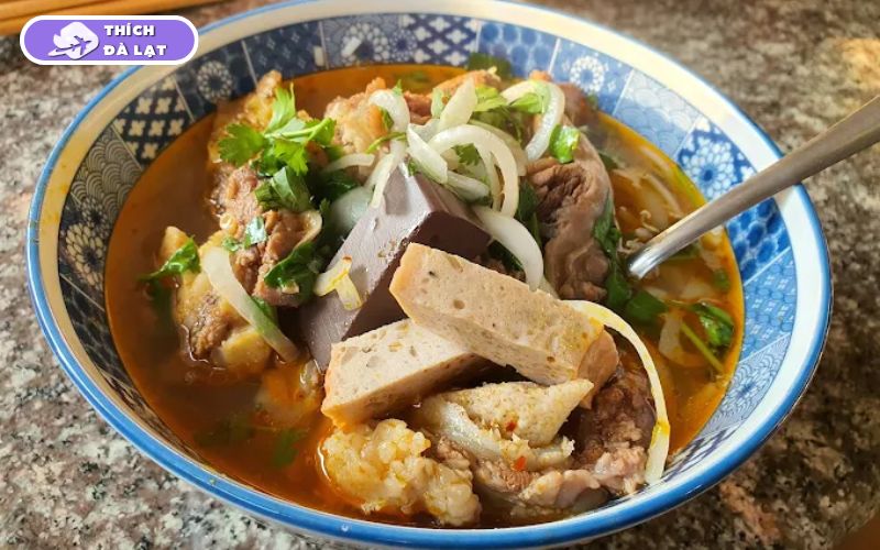 Quán bún bò O Năm Đà Lạt quán lâu năm đông khách mỗi sáng 13 bún bò o năm đà lạt