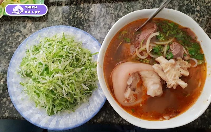 Quán bún bò O Năm Đà Lạt quán lâu năm đông khách mỗi sáng 14 bún bò o năm đà lạt