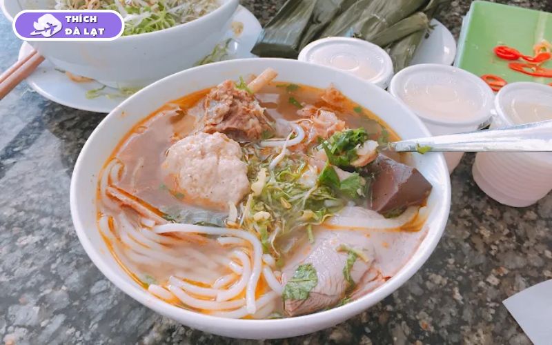 Quán bún bò O Năm Đà Lạt quán lâu năm đông khách mỗi sáng 15 bún bò o năm đà lạt