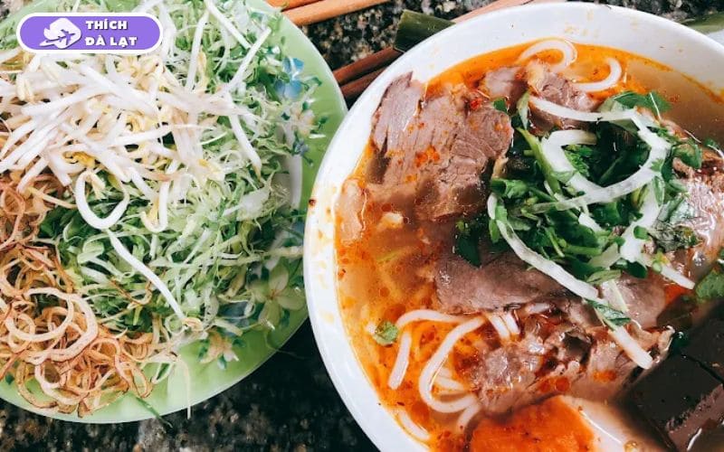 Quán bún bò O Năm Đà Lạt quán lâu năm đông khách mỗi sáng 17 bún bò o năm đà lạt