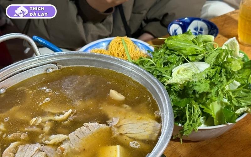 Quán lẩu bò Ba Toa quán gỗ hơn 30 năm đông khách tại Đà Lạt 9 lẩu bò ba toa quán gỗ