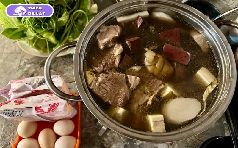 Quán lẩu bò Đà Lạt Balu hấp dẫn với nồi lẩu nhiều thịt bò tươi 9 lẩu bò đà lạt balu