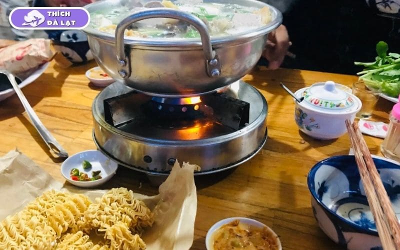 Quán lẩu bò Hiệp Mập hút khách nhờ topping đầy ăn là no 9 lẩu bò hiệp mập