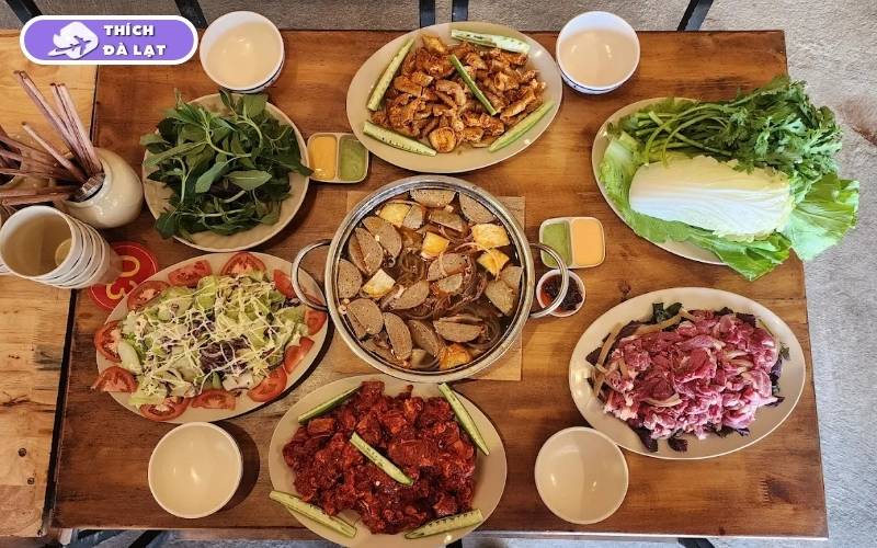 Quán lẩu bò Nhà Gỗ Đà Lạt hấp dẫn với nồi lẩu đầy đặn, đậm đà 11 lẩu bò nhà gỗ đà lạt